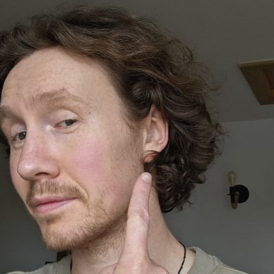 en mand peger på øret med music sound pro ørepropper