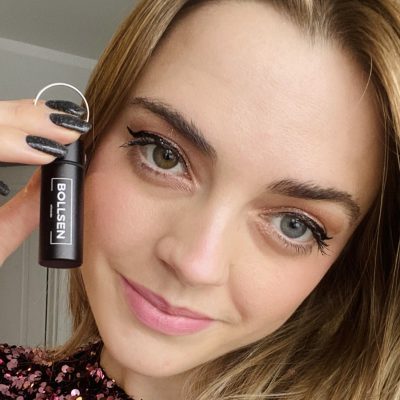 kvinde holder en tube med bollsen ørepropper indsat