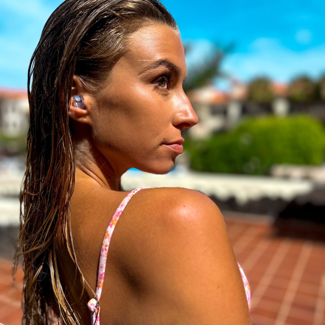 kvinde-ser-til-hoejre-med-indsatte-watersafe-oerepropper.