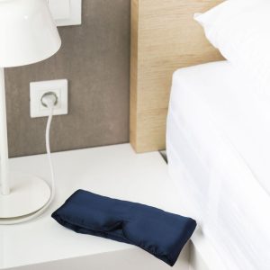 Deep Sleep maske på et natbord i soveværelset