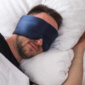 Mand, der sover fredeligt med Deep Sleep maske