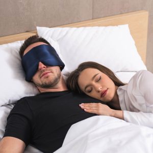Mand og kvinde, der sover fredeligt med Deep Sleep maske